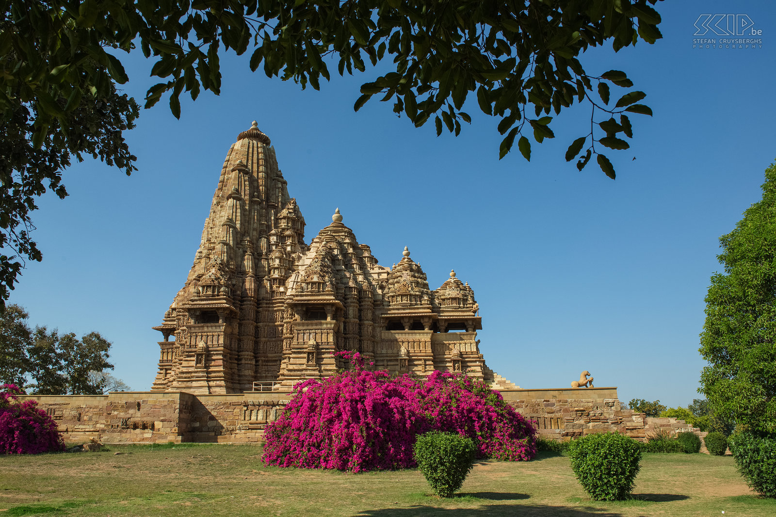Khajuraho - Kandariya-Mahadev tempel De stad Khajuraho ligt in de deelstaat Madhya Pradesh. Khajuraho is vooral bekend geworden wegens de vele tempels met erotische afbeeldingen en beeldhouwwerken. Khajuraho was destijds de hoofdstad van het Chandellarijk en de tempels staan nu op de Werelderfgoedlijst van UNESCO.  Stefan Cruysberghs